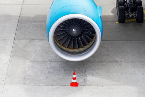 Pylon in front of an aircraft turbine