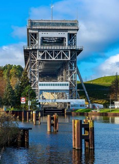 The old and new ship's hoist in Niederfinow
