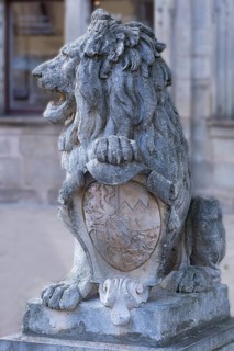 Lion sculpture with coat of arms from 1890