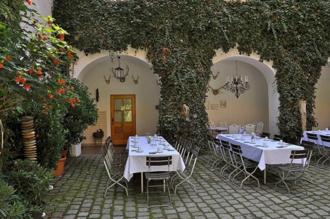Rows of set tables in the courtyard of the wedding venue Schloss Ratzenhofen