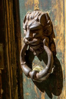 Door knocker with lion's head