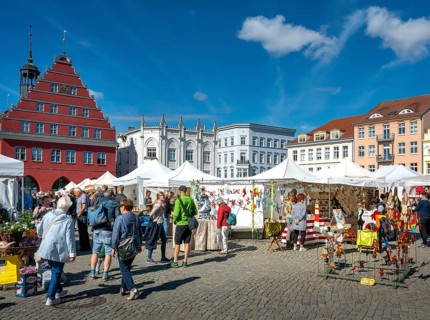 Market with arts and crafts articles
