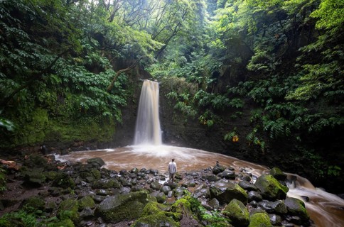 Hikers at the Salto do Prego waterfall