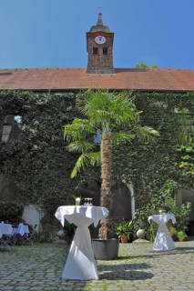 Bar tables in the courtyard of the wedding venue Schloss Ratzenhofen