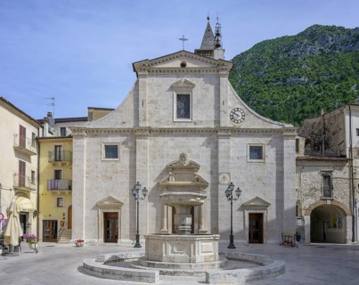 Piazza del Popolo with church
