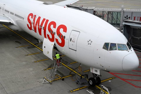 Close baggage door Aircraft Swiss Boeing 777-300