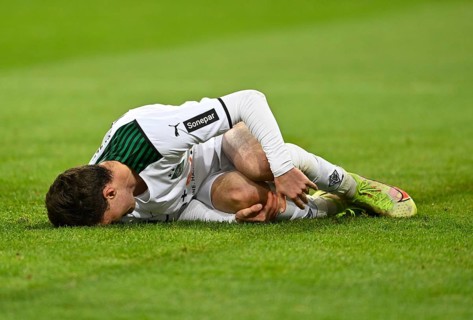 Joe Scally Borussia Moenchengladbach BMG injured ground injury