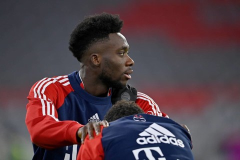 Warm-up training Alphonso Davies