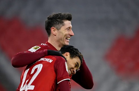 Goal celebration Robert Lewandowski FC Bayern Munich FCB 09 with Jamal Musiala FC Bayern Munich FCB 42