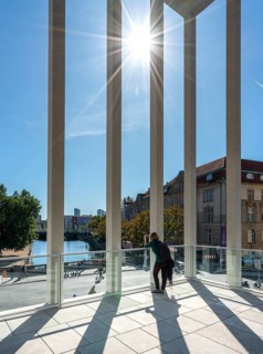 The Visitors Terrace at the James Simon Gallery