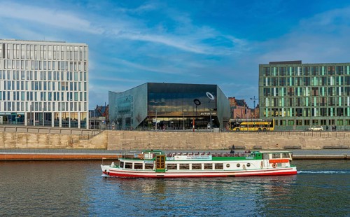 Excursion steamer on the Kapelle Ufer in the government district