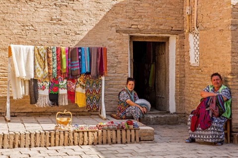 Mint yard with souvenir sellers