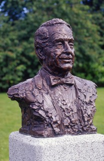 Statue on the Danish-American entertainer Viktor Borge