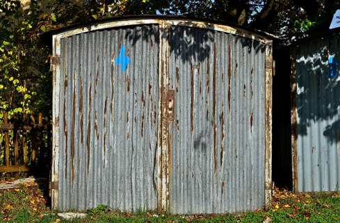 Garage with round roof made of corrugated iron