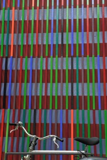 Bicycle standing in front of the facade of Museum Brandhorst