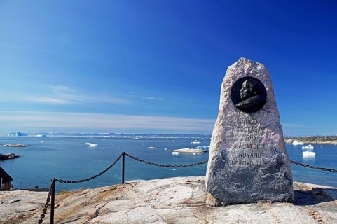 Stone monument on a hill to the explorer and discoverer Knud Rasmussen