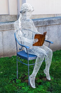 Wire mesh figure