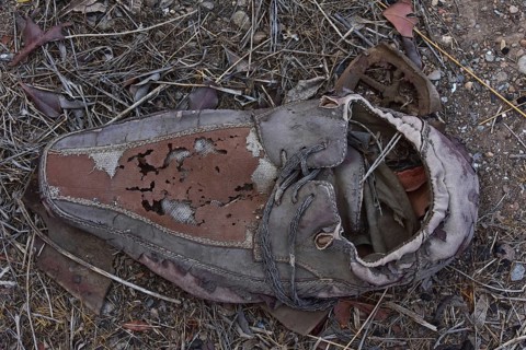 Marooned Men's Low Shoe on Ground with Dried Grass