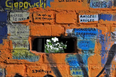 Colourfully painted letterbox with name at the Kolbhalle Artist Community