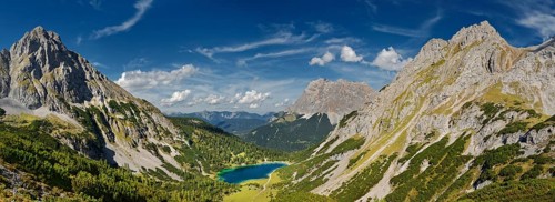 Mountain panorama with Seebensee and the peaks of the Sonnenspitze