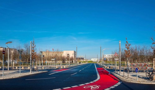 Red marked cycle path at the Federal Chancellery