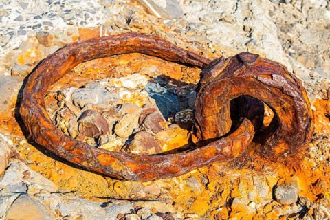 Rusty retaining ring at Portofino harbour