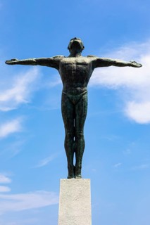 Bronze statue of the swimmers