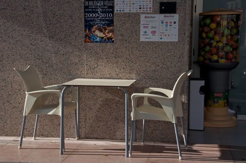White table with white plastic chairs