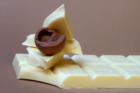 White chocolate pieces and milk chocolate praline