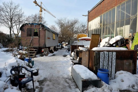 Outdoor area with caravan in the snow at the Kolbhalle