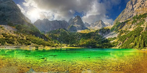 Turquoise Lake Seebensee and the peaks of the Drachenkopf
