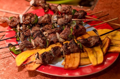 Roast beef skewers served on a silver