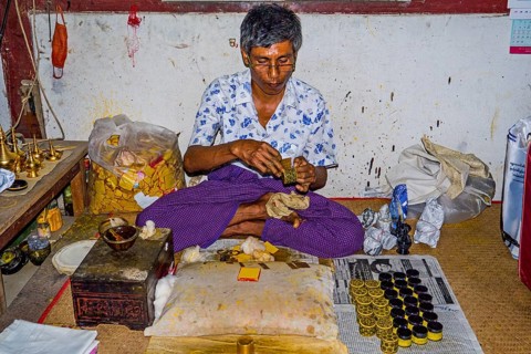 Lacquer manufactory with gold platelets