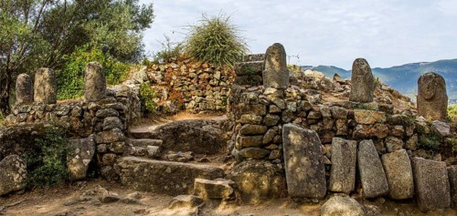 Central monument with menhir statues