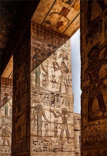 Colourfully well-preserved reliefs on the ceilings