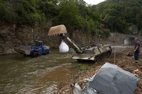 Bundeswehr armoured recovery vehicles in action in Schuld