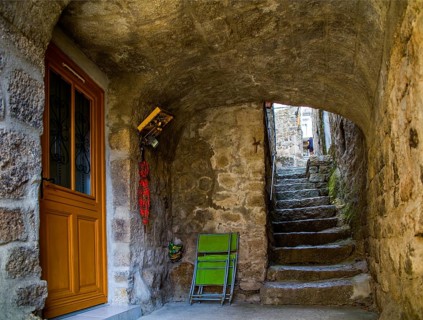 Alleys with steep stairs