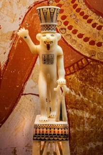 Ointment vessel made of calcite in the shape of a lion cub