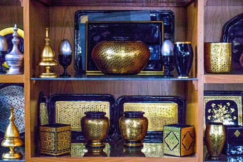Lacquer manufactory with gold platelets
