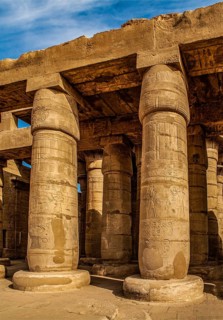 Columned hall with open and closed payprussa columns
