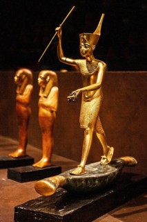 Figure of the king on a papyrus boat during his journey through the underworld