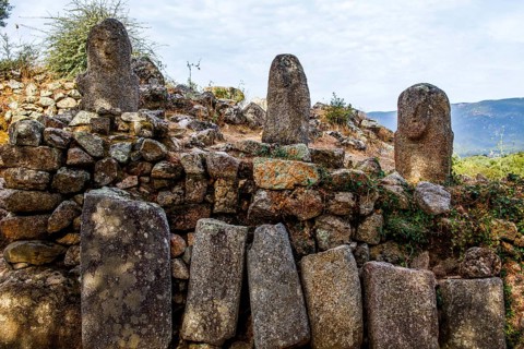 Central monument with menhir statues