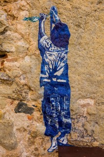 Children's pictures on the walls of the alleys