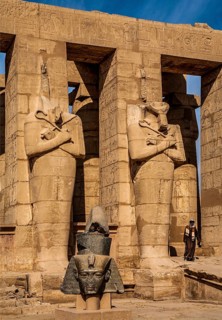 2nd courtyard with statues of Osiris
