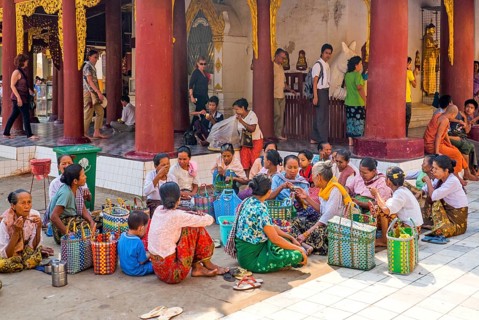 Pilgrims at Shwezigon Pagoda