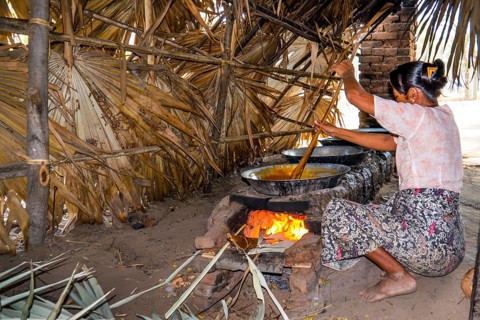 Cooking palm sugar sap