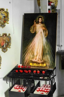 Image of Jesus with sacrificial candles