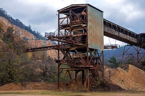 Conveyor and sorting plant in a disused porphyry quarry