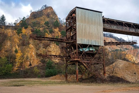 Conveyor and sorting plant in a disused porphyry quarry