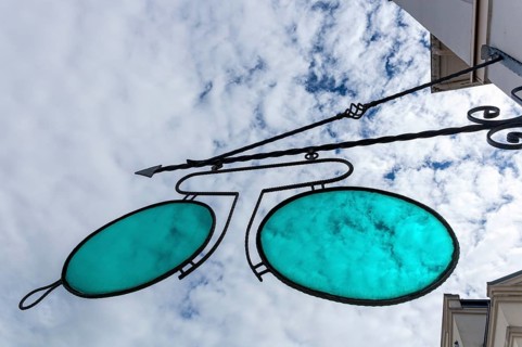 Pinchers in front of an optician's shop